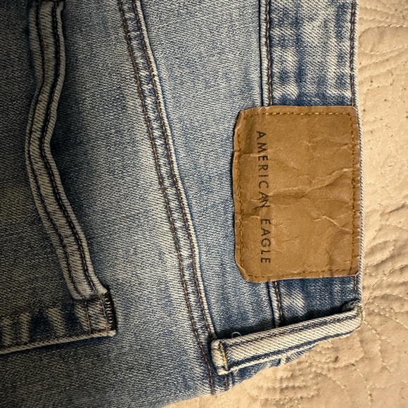 American Eagle Outfitters Light Wash Distressed Jeans - Picture 3 of 4
